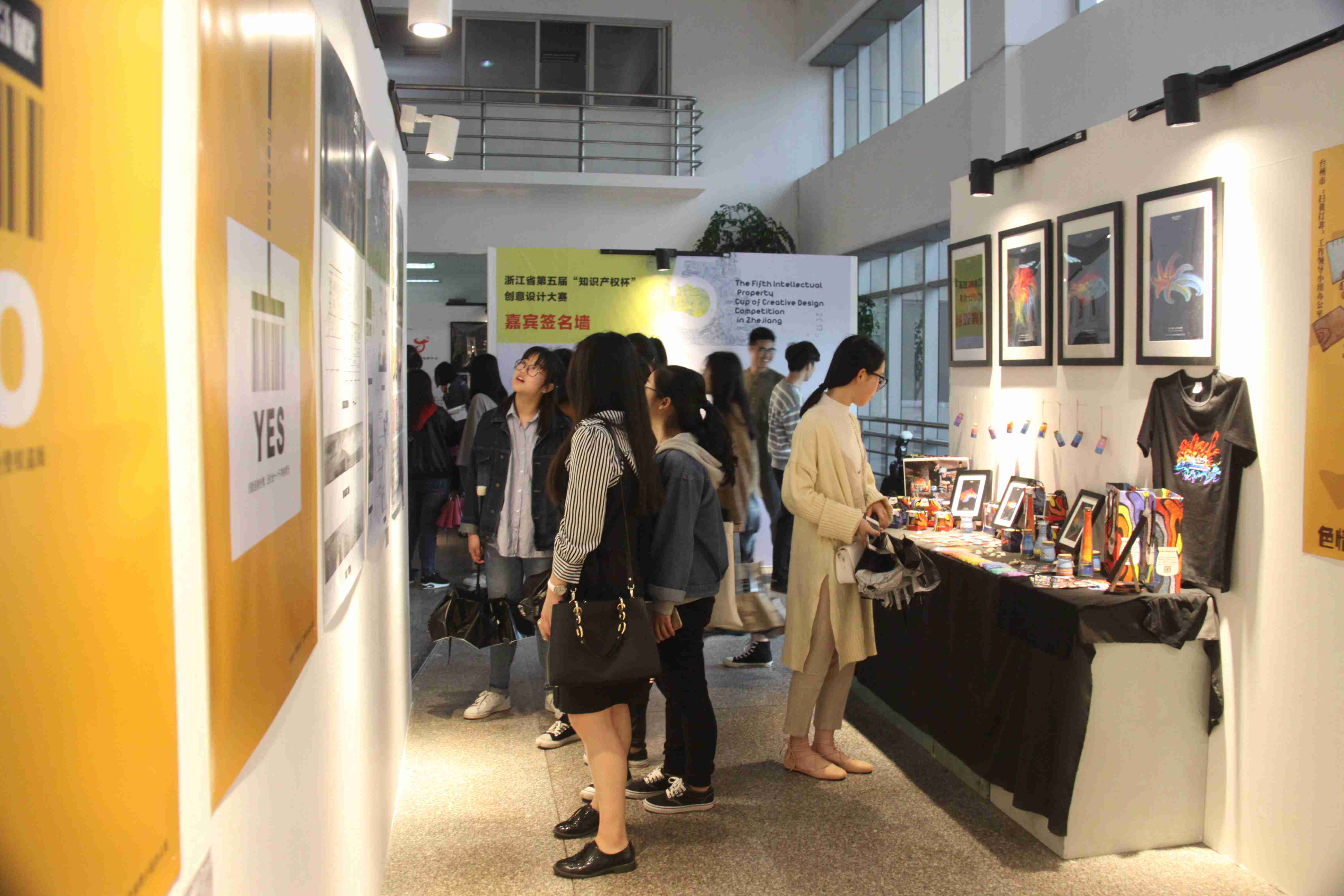 学生踊跃看展 作者姚炽青_副本.jpg 学生踊跃看展 作者姚炽青_副本.jpg